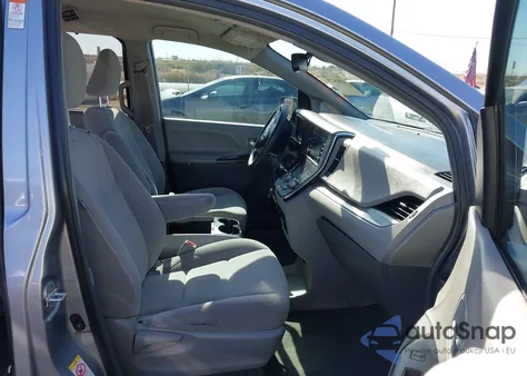 2018 Toyota Sienna Le 8 Passenger z USA, uszkodzony, nr VIN 5TDKZ3DC5JS902419